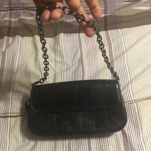 I will be selling a moda brand new black shoulder bag and it’s very